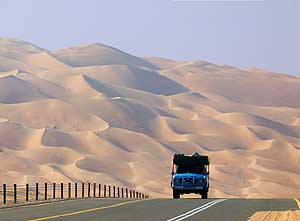 Vereinigte Arabische Emirate/Liwa Oase: Strasse zum Moreeb Hill am nrdlichen Rand der Rub' al Khali Wste