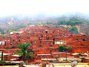 Angola/Gabela: Zwischen Quibala und Sumbe gelegen Stadt mit etwa 130'000 Einwohnern (fast 1'100m hoch)