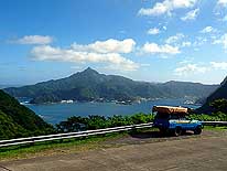 Amerikanisch Samoa/Afono-Pass - 260m hoch (auch Rainmaker-Pass genannt): Sicht auf Pago Pago, die Hafenbucht und den Matai-Berg