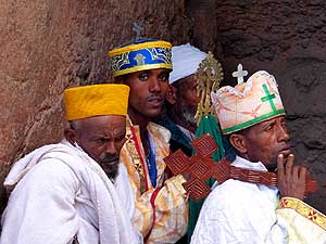 Äthiopien/Lalibela: Priester auf dem Weg um Gläubige zu segnen
