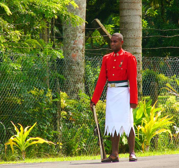 Suva/Fidschi: Wache beim Parlamentsgebäude