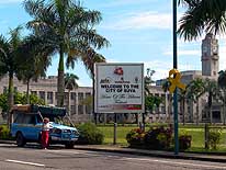 Suva/Fidschi: Vor den Regierungsgebuden