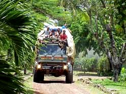 Annai in der Rupununi Savanne/Guyana: Versorgungsgter auf Bedford-Lkw von Boa Vista/Brasilien nach Georgetown