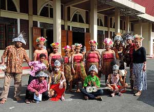 Sorong/West Papua/Indonesien: Papuaner an einer Feier bei der Maranatha-Kirche