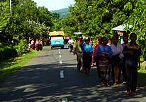 Wolowaru/Flores/Indonesien: Auf dem Heimweg von der Ostermesse