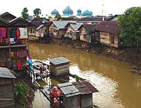 Martapura/Süd-Kalimantan/Indonesien: Stelzenhäuser und Stadt-Moschee