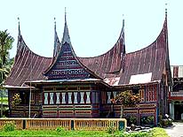 Indonesien: Minangkabau-Haus bei Batusangkar/West-Sumatra