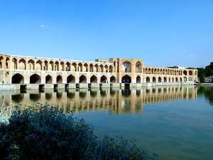 Iran/Esfahan: Khaju-Brücke über den Zayandeh-Fluss