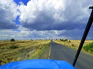 Kenia/Naro Moru: Gewitterstimmung auf dem Weg zum quator bei Nanyuki