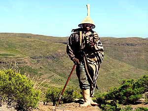 Lesotho/Blue Mountain Pass: Hirte mit typischem Basuto Hut (Mokorotlo)