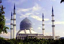 Malaysia: The four minarets of the ’Sultan Salahuddin’ - State Mosque in Shah Alam are visible already from far