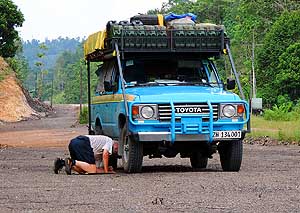 Malaysia/Sarawak/Sibu: Ist alles OK? (entlang der Hauptstrasse Nr. 1 Miri-Kuching)