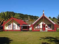 Neuseeland: Nordinsel - Taumarunui: Marae (Maori-Versammlungshaus)