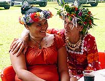 Tahiti/Franzsisch Polynesien: Tahitierinnen mit traditionellem, frischem handgeflochtenem Bltenkranz