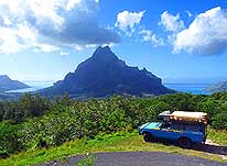 Moorea/Franzsisch Polynesien:   Opunohu Bay (links) and Cook's Bay (rechts); in der Mitte Mt. Rotui (899m)