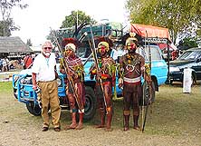 Goroka/Papua Neuguinea: Zwei verschiedene Welten - Schau-Teilnehmer aus der Madang Provinz