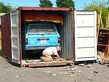 Runion: Lashing of the LandCruiser in its 25th container for the 50-day trip to Bintulu/Sarawak/East-Malaysia