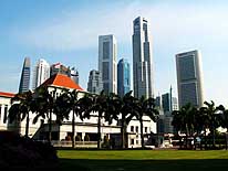Singapur: Wolkenkratzer tauchen berall auf - hier hinter dem Parlamentshaus