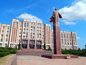 Transnistria: Lenin in front of the parliament building