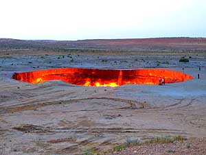 Turkmenistan/Darvaza: Gaskrater in der Karakum-Wste