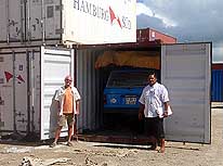 Tonga/Tongatapu: Unser deutscher Freund Ernst (links) - er lebt in Tonga - hilft am 20. Januar 2010 unseren LandCruiser in seinen 18. Container zu laden, der nach Belawan bei Medan auf der indonesischen Insel Sumatra verschifft wird