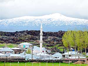 Turkey/Southeast-Anatolia: Kurdish Village Soguksu with Volcano Tendrek