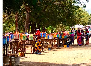 Tansania/Moshi: Frchtemarkt entlang der Hauptstrasse nach Arusha