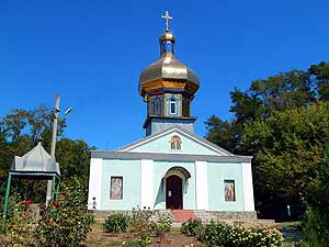 Ukraine: Roksolany along Dniestr-Liman: The churches with its 'golden' domes can be seen everywhere